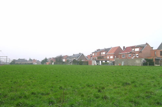 Buggenhout – Sportveldstraat: een perceel akkerland, gelegen in woonzone. Buggenhout – Sportveldstraat: een perceel akkerland, gelegen in woonzone.
